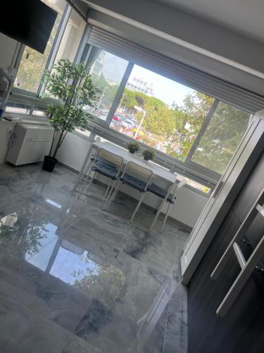 une chambre avec deux chaises, une table et une fenêtre dans l'établissement Studio, vu latéral mer, à La Grande Motte