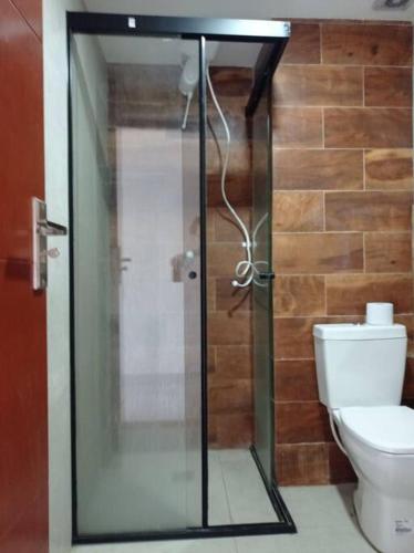 un bagno con wc e doccia in vetro di Mono ambiente cómodo a Santa Cruz de la Sierra