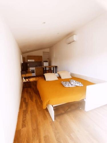 - une chambre avec 2 lits dans une chambre dotée de parquet dans l'établissement Studio à 5 min de Narbonne, à Coursan