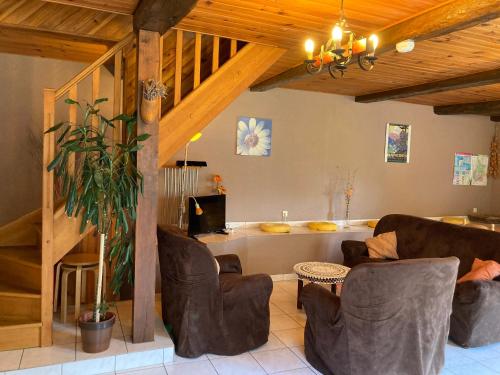 un salon avec un canapé, des chaises et une table dans l'établissement les trois monts, à Sère-Lanso