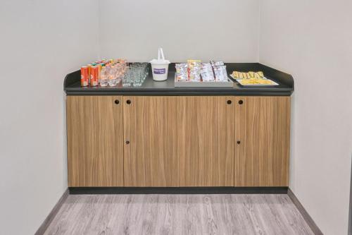 a counter with food and drinks on top of it at City Express Plus by Marriott Ciudad de México Periférico Sur Tlalpan in Mexico City