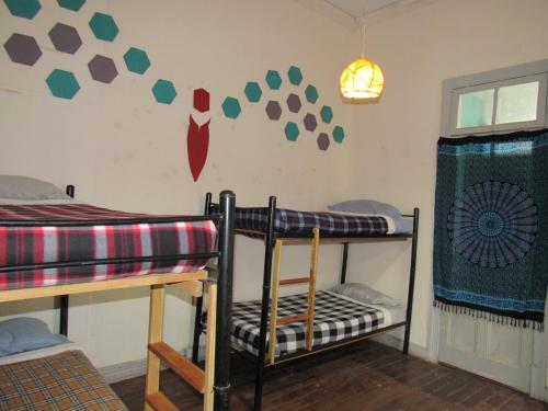 a room with two bunk beds and a table at Valparadise Hostel in Valparaíso
