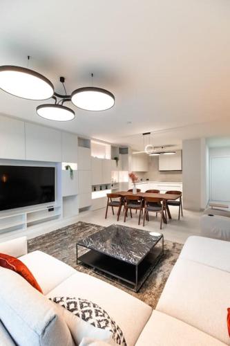 una sala de estar con un sofá y una mesa en Henry's Appt with a private Suite 415 - Shared kitchen, en Luxemburgo