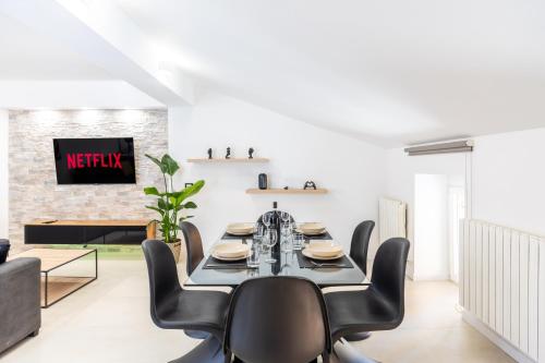 a dining room with a table and chairs at LUSSO e DESIGN, APPARTAMENTO 6 MINUTI AEROPORTO ORIO AL SERIO in Seriate