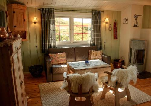 a living room with a couch and two toy animals at Rondane Haukliseter Fjellhotell in Høvringen