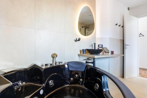 a bathroom with a sink and a mirror at LUSSO e DESIGN, APPARTAMENTO 6 MINUTI AEROPORTO ORIO AL SERIO in Seriate