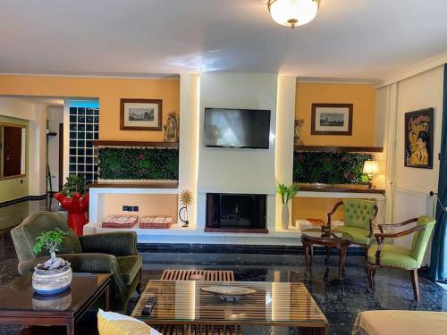 Sarakin's Mansion Luxury Retreat