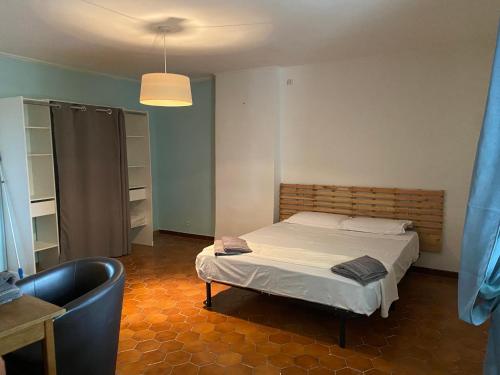 une chambre avec un lit et une baignoire dans l'établissement Maison des Quais, à Arles