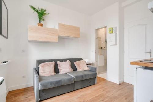 un salon avec un canapé dans une cuisine dans l'établissement Studio cosy et équipé à Créteil, à Créteil