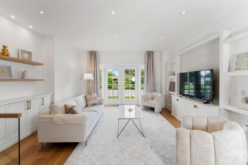 TV/trung tâm giải trí tại Luxury Home - 5 min from airport, 15 to downtown