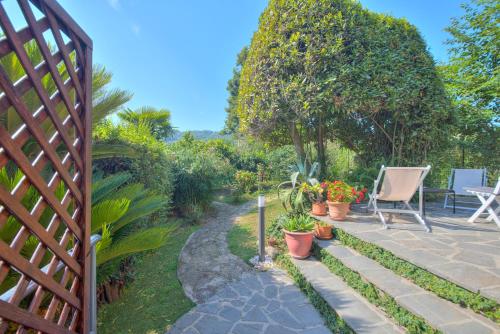 a garden with a wooden fence and a patio at Nel verde in Rapallo