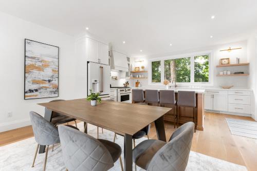 Nhà bếp/bếp nhỏ tại Luxury Home - 5 min from airport, 15 to downtown