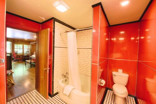 a bathroom with a toilet and a tub and a shower at Historic Tapoco Lodge Resort in Tapoco