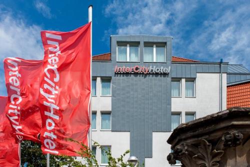 a red flag in front of a building at IntercityHotel Celle in Celle