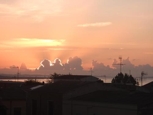 a sunset with clouds in the sky at Appartement Gatti in Sorso