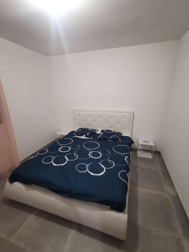 une chambre avec un lit avec une couette bleue et blanche dans l'établissement Villa t4, à Lucciana