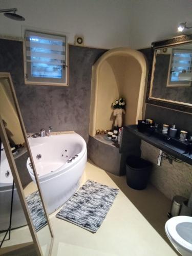 une salle de bain avec une baignoire et un lavabo dans l'établissement Villa des Arnoux dans la Vigne, à Draguignan