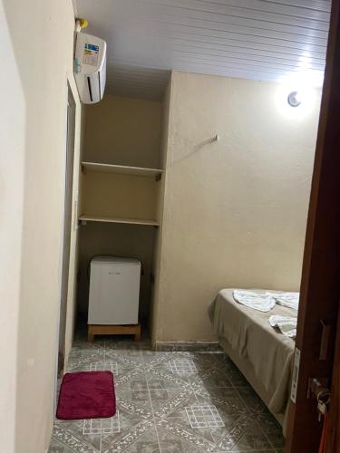 a small room with a bed and a small closet at Casamarias duplo in Barra Grande