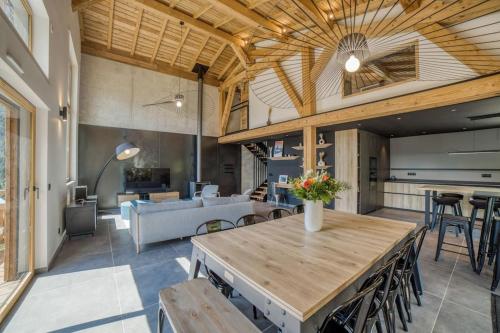 Posezení v ubytování Chalet mitoyen - Jacuzzi - Cousinade I