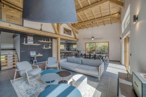 Posezení v ubytování Chalet mitoyen - Jacuzzi - Cousinade I