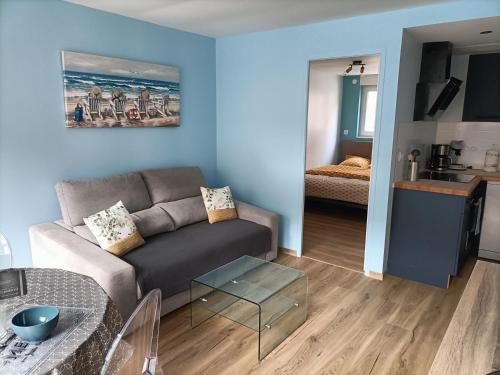 un salon avec un canapé et une cuisine dans l'établissement 50m de la plage - Appartement, à Mers-les-Bains