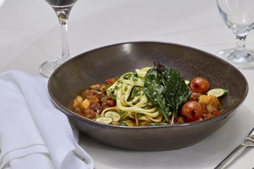 Makanan di atau berdekatan hotel