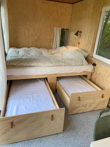 a bedroom with two bunk beds in a tiny house at Kroghs Tiny Houses - Hyttebyen in Grindsted