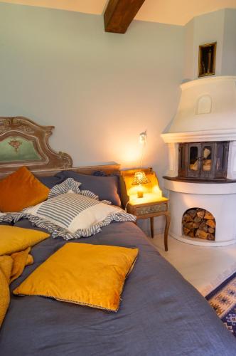 a bedroom with a bed and a fireplace at Chata w Leśnych Pieleszach - sauna & balia z jacuzzi na wyłączność in Łukawica