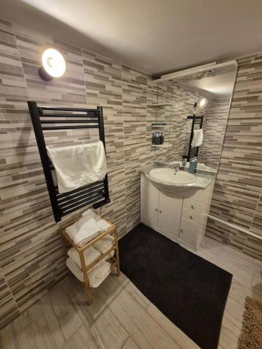 une salle de bain avec un lavabo et un miroir dans l'établissement Spa Piscine Privative en Pleine Nature à 1h de Paris, à Saclas