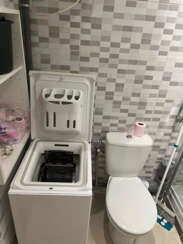 La petite salle de bains est pourvue de toilettes et d'une boîte à outils. dans l'établissement Comme a la maison, à Béziers