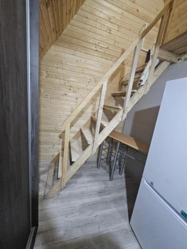 - un escalier dans une maison dotée de plafonds en bois dans l'établissement Cabană la LERI, à Icloda