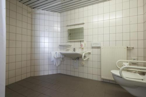 A bathroom at IntercityHotel Kassel