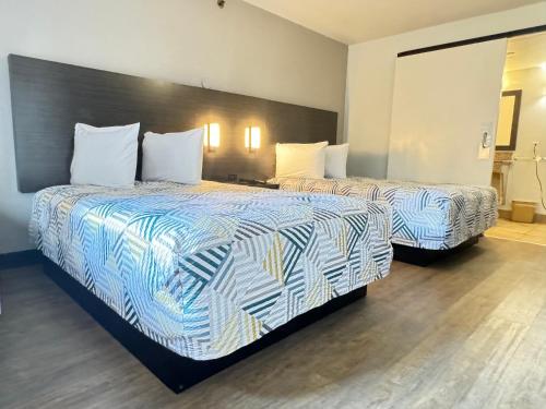 Postel nebo postele na pokoji v ubytování Masters Inn Tucker