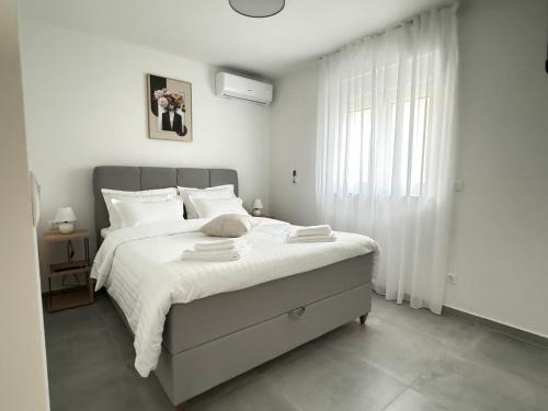 Rosa Holiday Villa - Sea View & Private Parking
