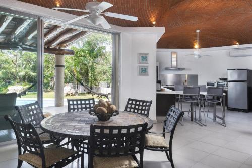 a dining room and kitchen with a table and chairs at Casa Lucio I Puerto Aventuras I Private Pool in Puerto Aventuras