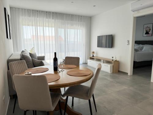 Rosa Holiday Villa - Sea View & Private Parking