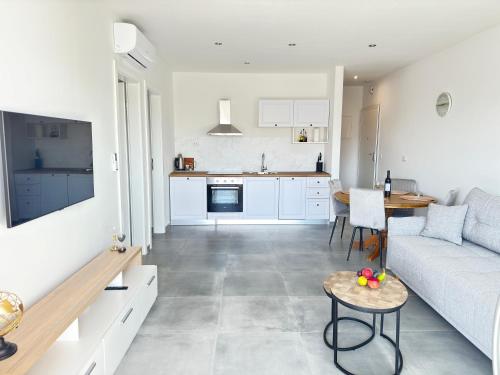 Rosa Holiday Villa - Sea View & Private Parking