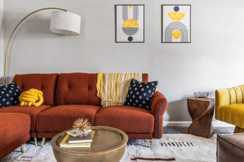 Χώρος καθιστικού στο Eclectic 4Bed with BBQ-Firepit-Games-secretGarden & 7 mile to Downtown