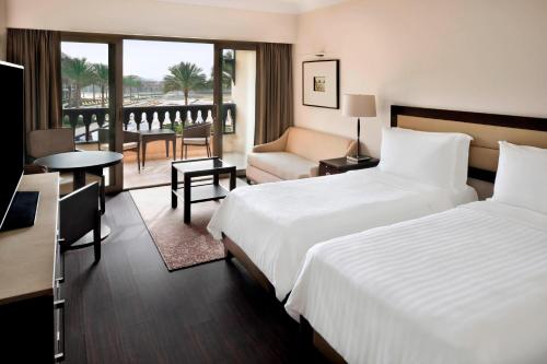 Postel nebo postele na pokoji v ubytování Marriott Mena House, Cairo