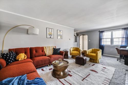 Χώρος καθιστικού στο Eclectic 4Bed with BBQ-Firepit-Games-secretGarden & 7 mile to Downtown