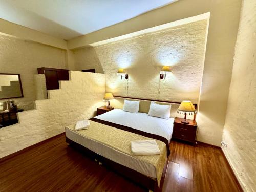 Una cama o camas en una habitación de Retro Palace