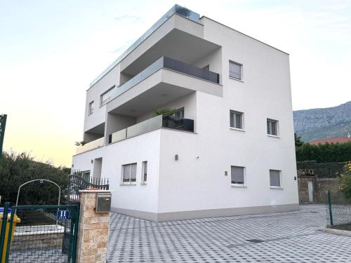 Rosa Holiday Villa - Sea View & Private Parking