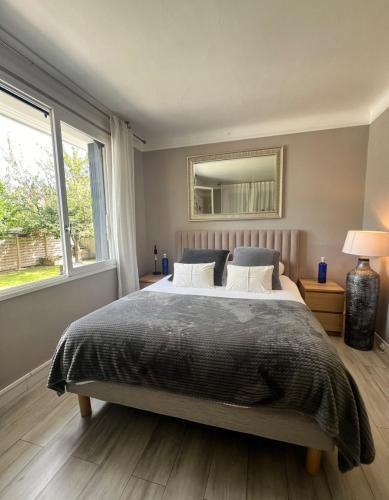 une chambre avec un lit et une grande fenêtre dans l'établissement Union SM, à Villeneuve-Saint-Georges