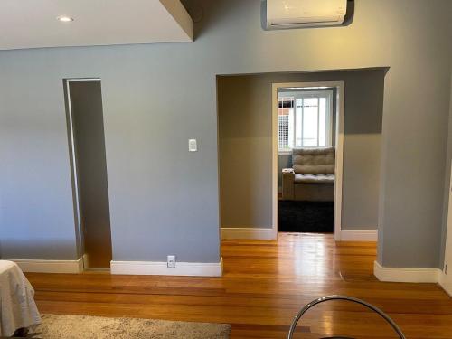 a living room with blue walls and wooden floors at Prédio Histórico na Rio Branco in Caxias do Sul