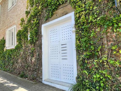 a white door in the side of a building at Prédio Histórico na Rio Branco in Caxias do Sul
