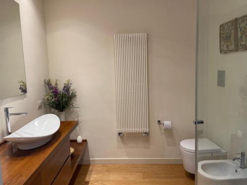 Bilik mandi di Le Stanze di Federico e Costanza Luxury Apartments