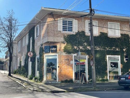 a brick building on the corner of a street at Prédio Histórico na Rio Branco in Caxias do Sul
