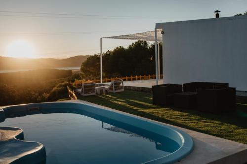 basen na podwórku domu w obiekcie Casa en el lago.unmillondeestrellas w mieście Villaharta