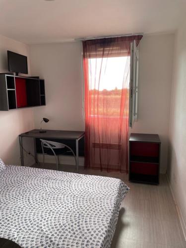 une chambre avec un lit, un bureau et une fenêtre dans l'établissement Joli appartement sur Aix-en-Provence, à Aix-en-Provence