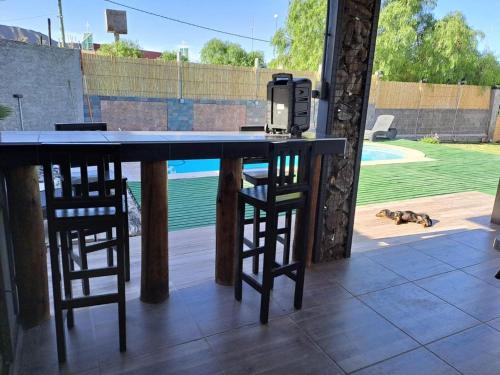 Piscina di Casa con pileta y vista a la montaña o nelle vicinanze